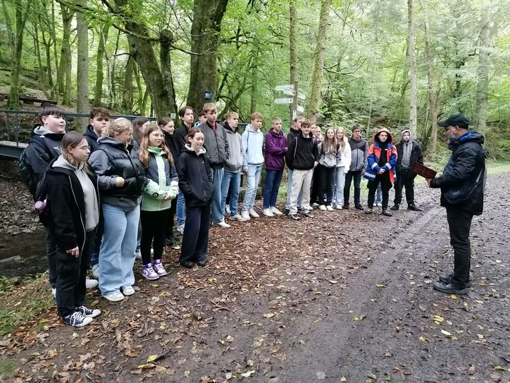 Die Firmlinge des Pastoralen Raumes Kaisersesch (hier die jungen Menschen aus der Pfarrei der Heiligen Elisabeth zwischen Endert und Üß mit ihrem begleitenden Pater Lenin James, SCJ, bei einem geistlichen Impuls) unternahmen eine Sternwallfahrt nach Maria Martental.