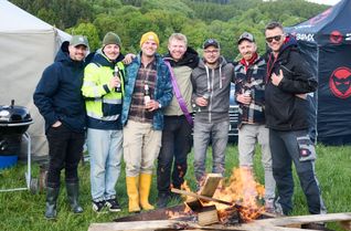 Beste Laune trotz Eifelwetter - Fan-Impressionen vom 24-Stunden-Rennen 2026.