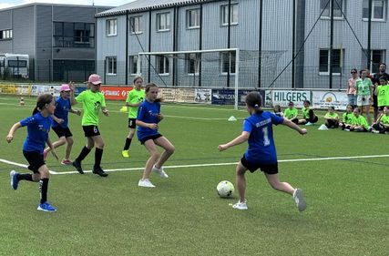Über 300 Mädchen von neun Eifeler Schulen sind im Konzener Sportpark dabei.