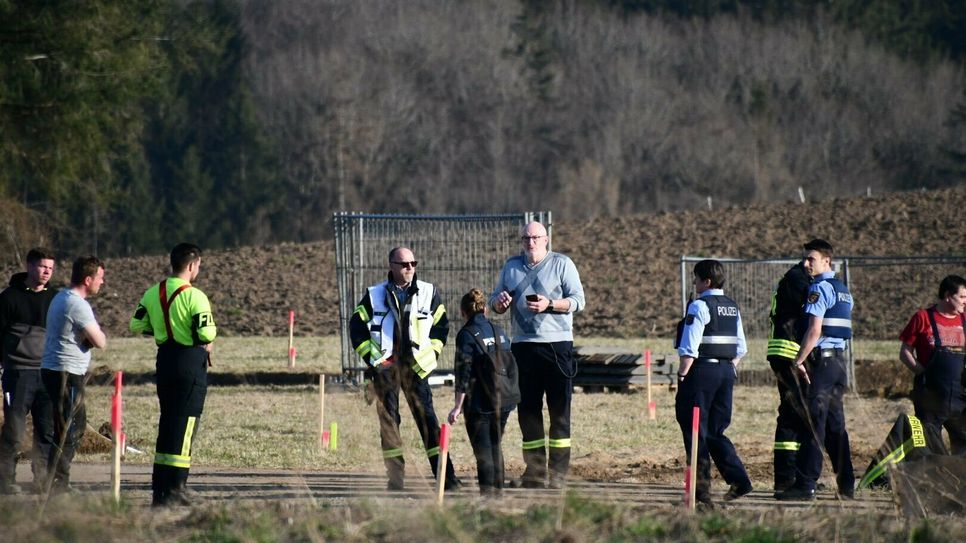 Die Einsatzkräfte beratschlagen sich zur Zeit am Fundort.