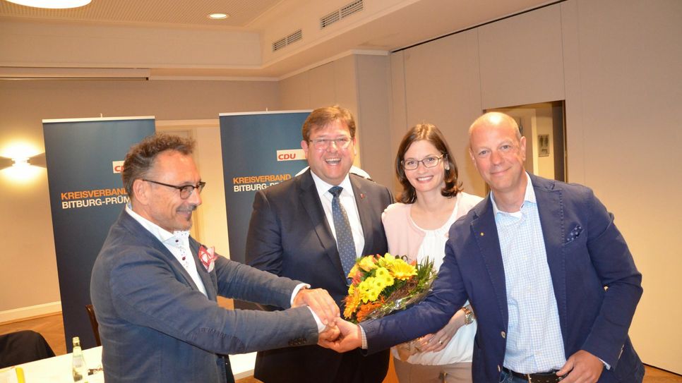 Schwören sich auf die kommende Wahl ein (v.l.): CDU-Fraktionsvorsitzender Michael Ludwig, Joachim und Maria Kandels und der CDU Stadtverbandsvorsitzende Andreas Gerten. 	      Foto: FF