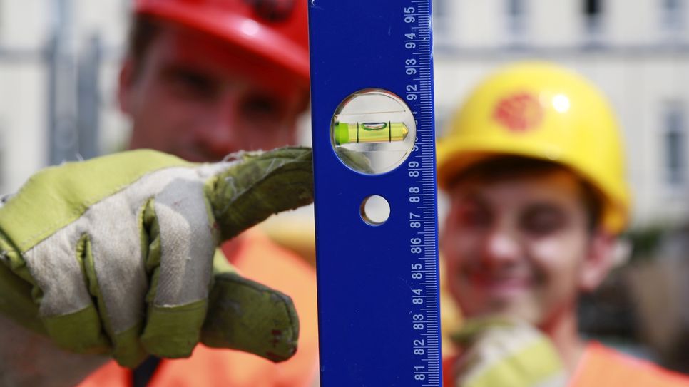 »Im Lot«  ist auf dem Ausbildungsmarkt momentan wenig. Fehlende oder unzureichend qualifizierte Bewerber erschweren die Arbeit der Unternehmen - nicht nur in der Region Trier.  Foto: IG Bau