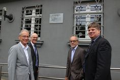 Dr. Jürgen Brauer (Generalstaatsanwalt a. D.), Peter Fritzen (Leitender Oberstaatsanwalt), Klaus Jensen (ehemaliger Oberbürgermeister der Stadt Trier) und Dr. Thomas Grotum (Historiker der Universität Trier) freuen sich, dass die Gedenktafel wieder am Gebäude der Christophstraße 1 hängt