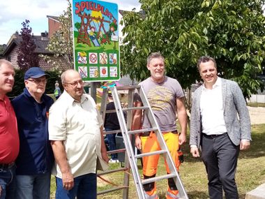 Gemeinsam mit Vertretern der Ortsvereine eröffnete Bürgermeister Sacha Reichelt den neuen Spielplatz.