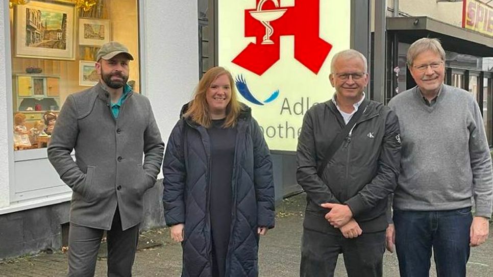 Dr. Michael Bur (Hirsch-Apotheke), Stadtbürgermeisterin Lena Weber, Torsten John (Donatus-Apotheke) und Michael Knüttel (Adler-Apotheke) präsentieren eine gemeinsame Lösung, um auch samstags die Versorgung zu sichern.