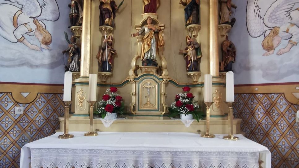 Der Altar im Inneren der St. Apollonia-Kapelle Wawern