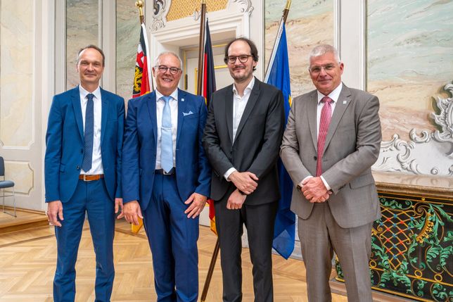 Finanzstaatssekretär Dr. Stephan Weinberg, der scheidende LBB-Niederlassungsleiter Dr.-Ing. Wilfried Hoffmann, der neue Leiter Henning Kiefer und LBB-Geschäftsführer Holger Basten