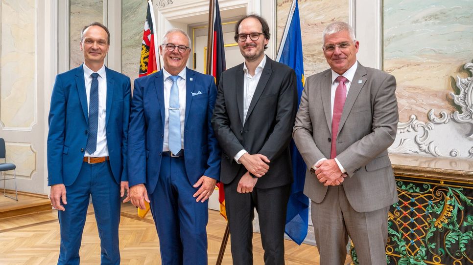 Finanzstaatssekretär Dr. Stephan Weinberg, der scheidende LBB-Niederlassungsleiter Dr.-Ing. Wilfried Hoffmann, der neue Leiter Henning Kiefer und LBB-Geschäftsführer Holger Basten