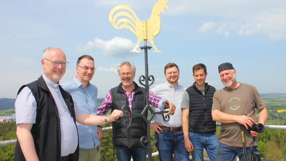 28 Meter hoch kletterten (v.r.) Frank Mertens, Werner Scholzen, Daniel Biernacki, Thomas Staerk, Johannes Schaafstall und Pfarrer Klemens Gößmann, um den goldenen Hahn wieder zu platzieren.