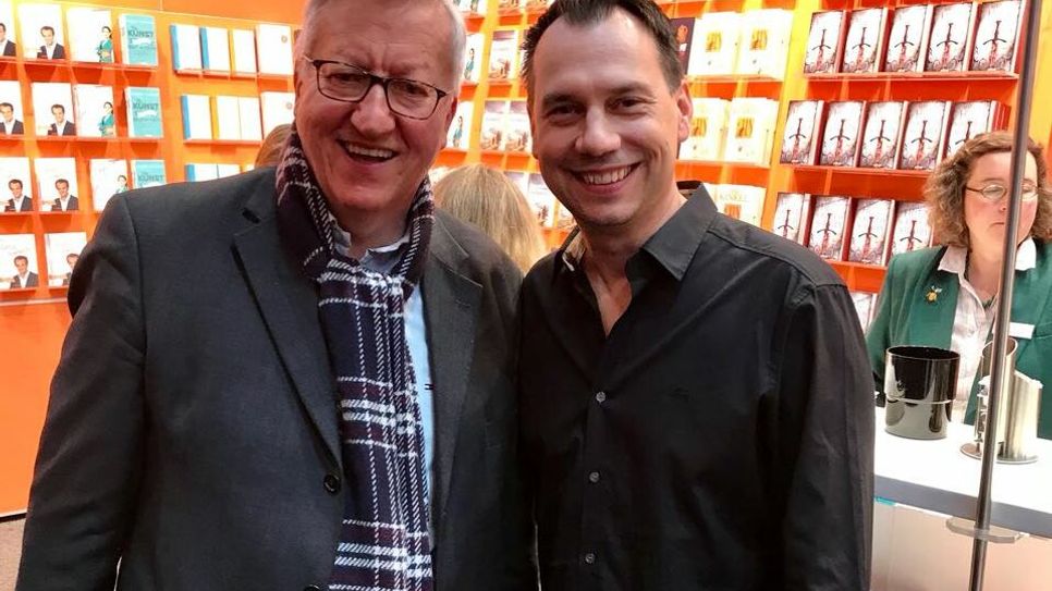 Dr. Josef Zierden (links) mit Thriller-Autor Sebastian Fitzek auf der Leipziger Buchmesse. "Ein Thriller-Star zum Anfassen", schwärmt Zierden.