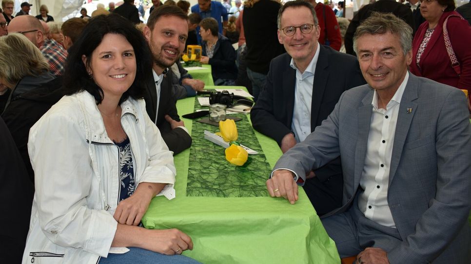 Schirmherr Michael Ebling (Innenminister Rheinland-Pfalz, 2.v.r.), hier mit Carina Konrad (MdB), Tobias Vogt (MdL, 2.v.l.) und Michael Boos (Bürgermeister VG Simmern-Rheinböllen). Ebling eröffnete die "Regio Reich"...