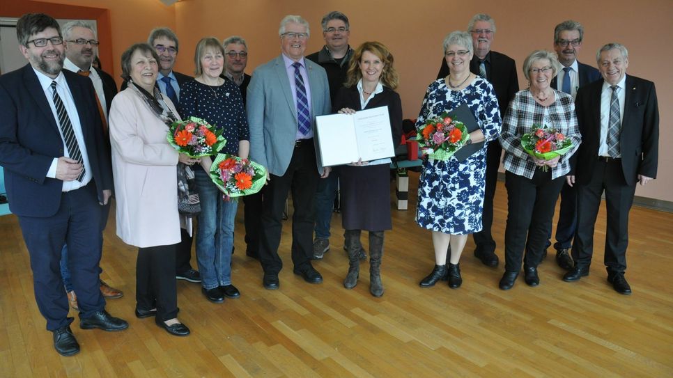 Staatssekretärin Heike Raab verlieh – in Vertetung von Ministerpräsidentin Malu Dreyer – die Ehrennadel des Landes Rheinland-Pfalz an Christine Dalkner (3. v. l.), Elisabeth Schröder (5. v. l.),  Dietmar Schausten (7. v. l.), Hiltrud Schneiders (5. v. r.) und Christel Werhand (3. v. r.). Es gratulierten die Ortsbürgermeister von Leienkaul, Ellenz-Poltersdorf und Gevenich sowie die VG-Bürgermeister von Kaisersesch, Cochem und Ulmen.