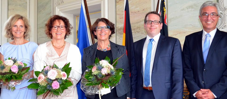 Raus mit Applaus! Dagmar Barzen (2.v.l.) nach ihrer mit starkem Beifall bedachten Rede mit v.l. MdL Anna Köbberling, der neuen ADD-Vize Begona Hermann, dem neuen ADD-Chef Thomas Linnertz sowie Minister Roger Lewentz. Foto: Finkenberg