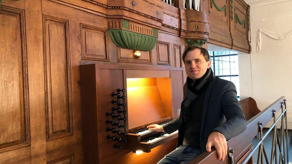 Kulturmanager Florian Koltun an der Orgel der evangelischen Kirche in Monschau. Kirchenmusiker Stefan Iseke hat dort drei 30-minütige Konzerte eingespielt, die an den Adventssonntagen um 18 Uhr zu erleben sind. Foto: T. Förster