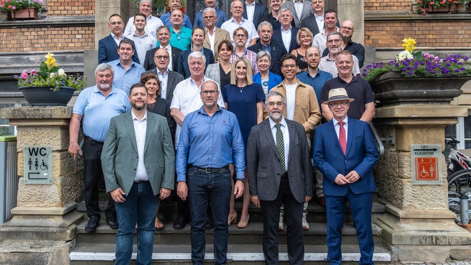 Der neu konstituierte Stadtrat Boppard mit (untere Reihe, von rechts) Bürgermeister Jörg Haseneier, dem Ersten Beigeordneten Helmut Zindorf und sowie den Beigeordneten Jörg Puth und Kevin Windheuser.