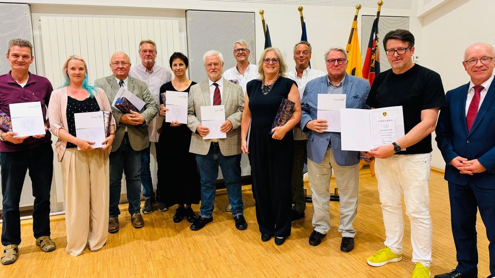 Bürgermeister Jörg Haseneier (rechts) verabschiedete (von links) Volker Kahl und Monika Keßler (Stadtrat), Helmut Schröder (Erster Beigeordneter), Manfred Uhrmacher und Nicole Tomczak (Stadtrat), Hermann Noe (Beigeordneter), Georg Scherzinger (Stadtrat), Margit Gronen (Beigeordnete), Bernd Stahl, Georg Vetter und Andreas Roll (Stadtrat).