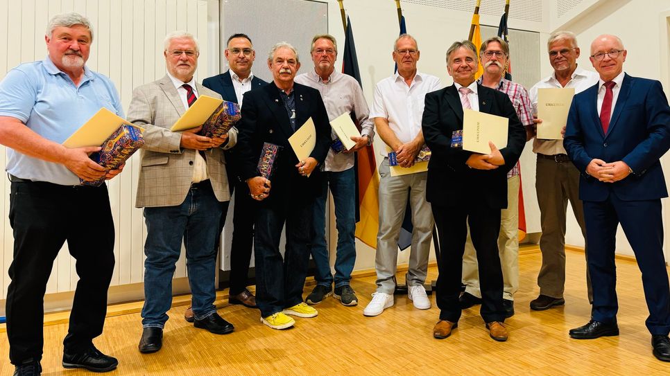 Bürgermeister Jörg Haseneier (rechts) mit den für langjähriges kommunalpolitisches Engagement Geehrten (von links): Jürgen Poersch, Hermann Noe, Joachim Brockamp, Dr. Jürgen Mohr, Manfred Uhrmacher, Rudolf Bersch, Wolfgang Spitz, Klaus-Georg Brager und Reimund Möcklinghoff.