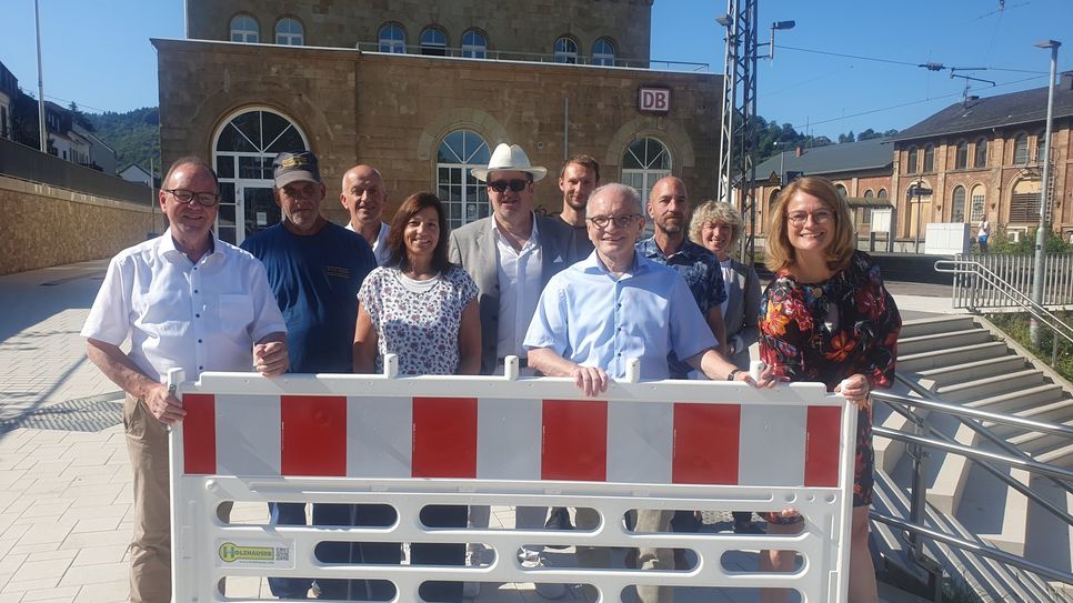 Bürgermeister Jürgen Dixius, Sandra Mayer, Jürgen Kremer (Bauamt) und die Hauptamtliche Beigeordnete der VG Saarburg-Kell Simone Thiel (vorne) eröffnen gemeinsam mit Planern, beteiligten Firmen und der Deutschen Bahn die fertiggestellten Rampenanlagen an der Ostseite.