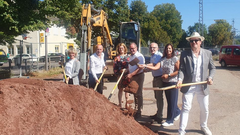 Jennifer Sauer (Deutsche Bahn), Christof Schu (Keren Bau), Simone Thiel, Jürgen Dixius, Jürgen Kremer, Sandra Mayer und Andreas Roll (Slb Architekten und Ingenieure) beim Spatenstich für die beginnenden Arbeiten an der Westseite.