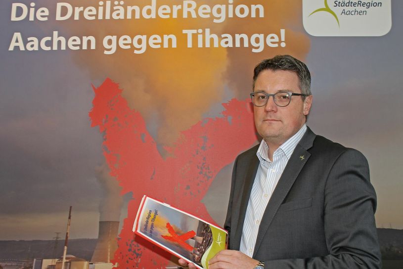 Städteregionsrat Dr. Tim Grüttemeier hat jetzt im Gerichtsverfahren gegen Tihange 2 die aktuelle Eingabe der Brüsseler Kanzlei blixt freigegeben. Für Mitte 2020 ist die Verhandlung vor dem Gericht der Ersten Instanz terminiert. Foto: Barbara von Rey