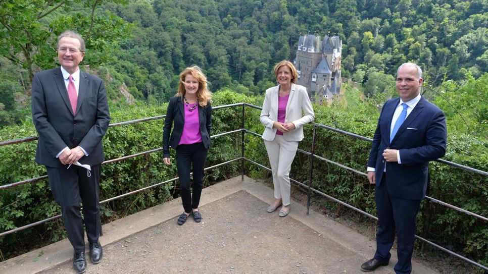 Von links: Dr. Karl Graf zu Eltz, Staatssekretärin Heike Raab, Ministerpräsidentin Malu Dreyer und Telekom-Deutschland-Chef Dr. Dirk Wössner.