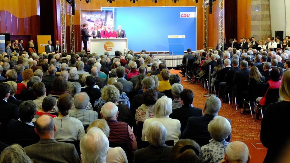 Im Kongresszentrum des Dorint-Hotels drängten sich bei der Wahlkampfveranstaltung mehr als 850 Besucher. Fotos: Th. Wirtz