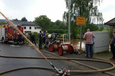 Mit Pumpen versuchte in Pesch die Feuerwehr erfolgreich, das Wasser von einem Wohnhaus fernzuhalten.