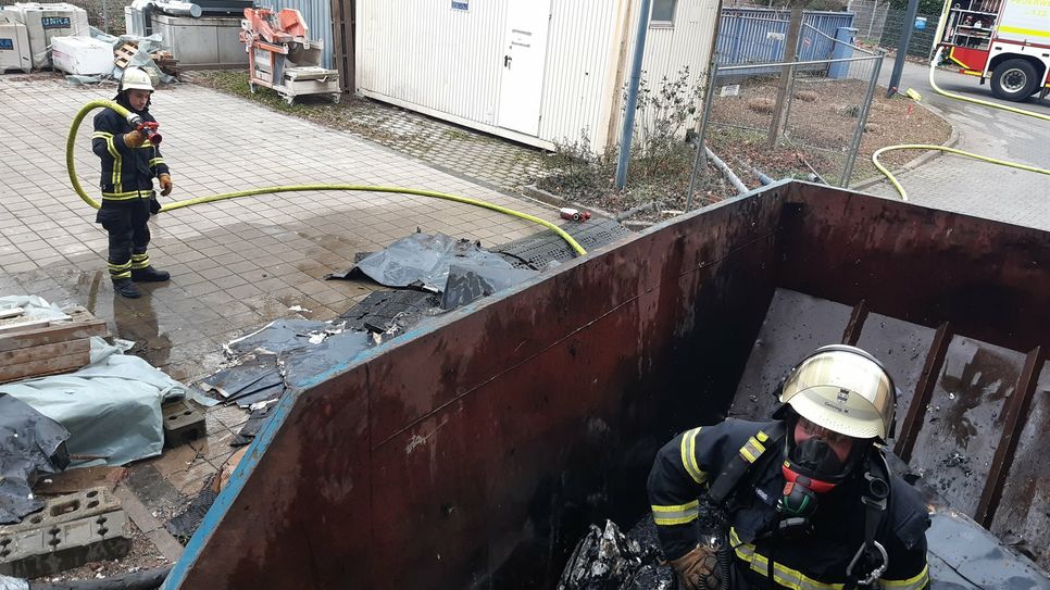 Am Samstagvormittag war ein Container mit Bauabfällen vor dem Krankenhaus St. Marienwörth in Brand geraten.