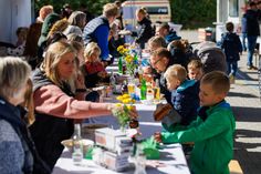 Zalreiche Mitarbeiterinnen und Mitarbeiter sind mit ihren Familien zum großen Familienfest der Brohl Wellpappe in Mayen erschienen.