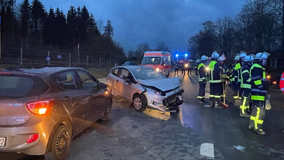 Drei Fahrzeuge stießen auf der B 259 zusammen.