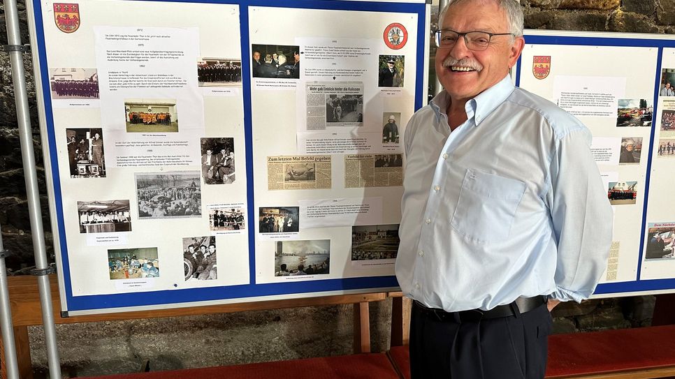 Der Ehrenwehrleiter der VG Mendig, Franz-Josef Geilen, hatte eine Chronik zum 100-jährigen Bestehen der Freiwilligen Feuerwehr Thür erstellt, die während des Jubiläums auf Schautafeln ausgestellt war.