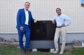 Michael Uhle und Uwe Kaska begutachten ein Wohnhaus aus dem Jahr 1979, an dem die Ölheizung gegen eine Wärmepumpe ausgetauscht wurde.