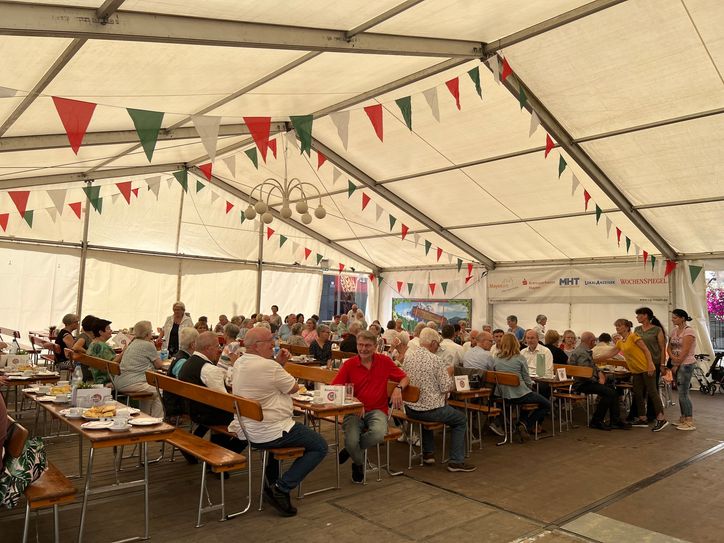 Die Feier fand im “kleinen Rahmen“ in einem großen Zelt mit zahlreichen Gästen statt.