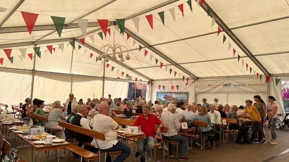 Die Feier fand im “kleinen Rahmen“ in einem großen Zelt mit zahlreichen Gästen statt.