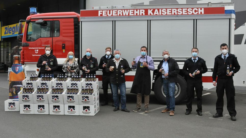 Stefan Ziegler von Edeka Ziegler und Feuerwehren der VG Kaisersesch präsentierten ihr eigenes Bier: das "Escher Löschbräu".