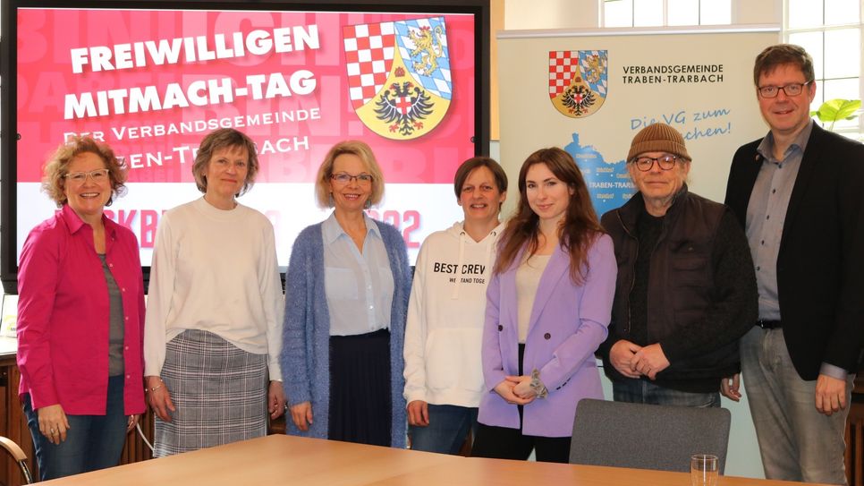 V.l.n.r.: Dagmar Barzen, Gerda Knorrn-Belitz, Angelika Schmidt, Jennifer Markert-Clauß, Katja Reuter, Heinz Butzen und Marcus Heintel