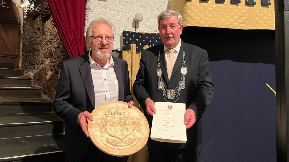 Stadtbürgermeister Walter Schmitz (rechts) überreicht Siegfried Schmitz (links) den Wappenteller als Anerkennung für sein jahrelanges Engagement zum Wohle der Cochemer Gemeinschaft.