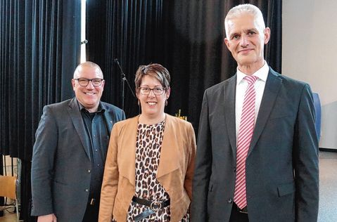 Der neue Gesamtschulleiter der Alfred-Delp-Schule in Hargesheim, Frank Klemm (r.), wurde unter anderem von Kerstin Schmitz-Stuhlträger, Leiterin des Arbeitsbereichs Kirchliche Schulen im Bischöflichen Generalvikariat, und Matthias Struth, Leiter des Bereichs Kinder, Jugend und Bildung im Bischöflichen Generalvikariat, begrüßt.