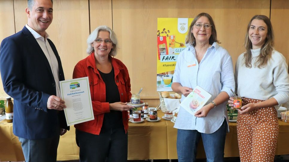 Beim "Fairen Frühstück" im Dietrich-Bonhoeffer-Haus (v.l.): OB Emanuel Letz, Superintendentin Astrid Peekhaus, Andrea Manz, Vorstand Weltladen Bad Kreuznach,und Lea Zimmermann, ELAN e.V.