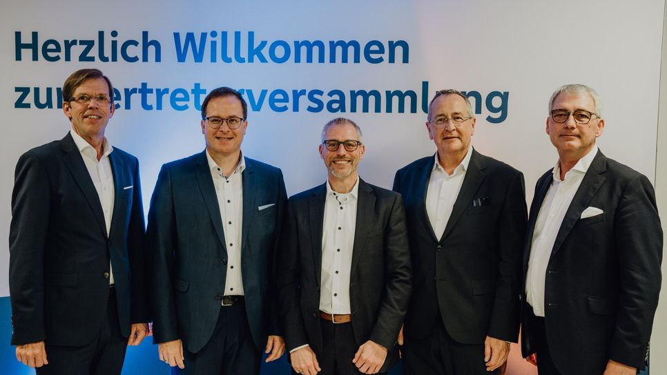 vlnr. Michael C. Kuch (Vorstand), Markus Müller (Vorstand), Matthias Herfurth (Vorstand), Karl-Heinz Krämer (Aufsichtsratsvorsitzender) und Sascha Monschauer (Vorstandsvorsitzender).