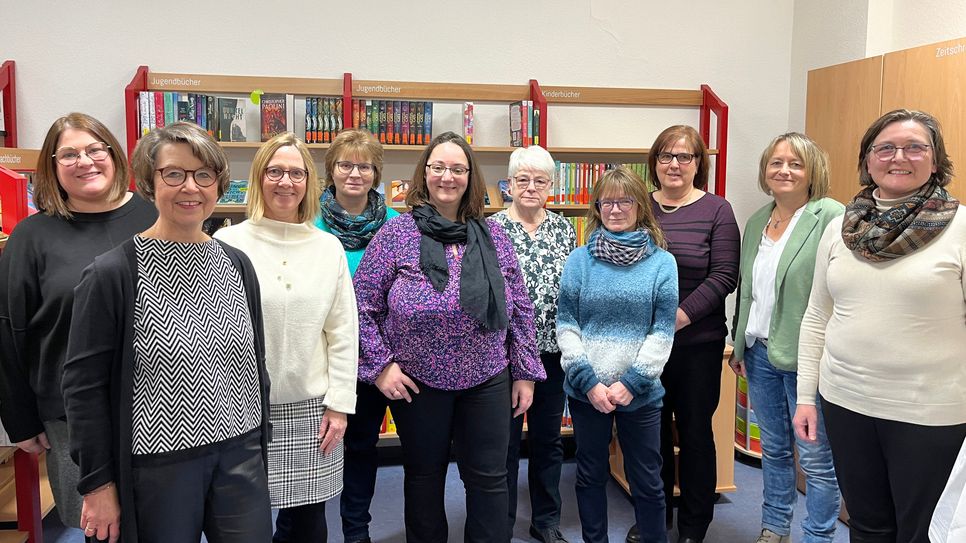 Das ehrenamtliche Team der Katholischen Öffentlichen Bücherei in der Bad Salziger Grundschule besteht aus zehn Personen.