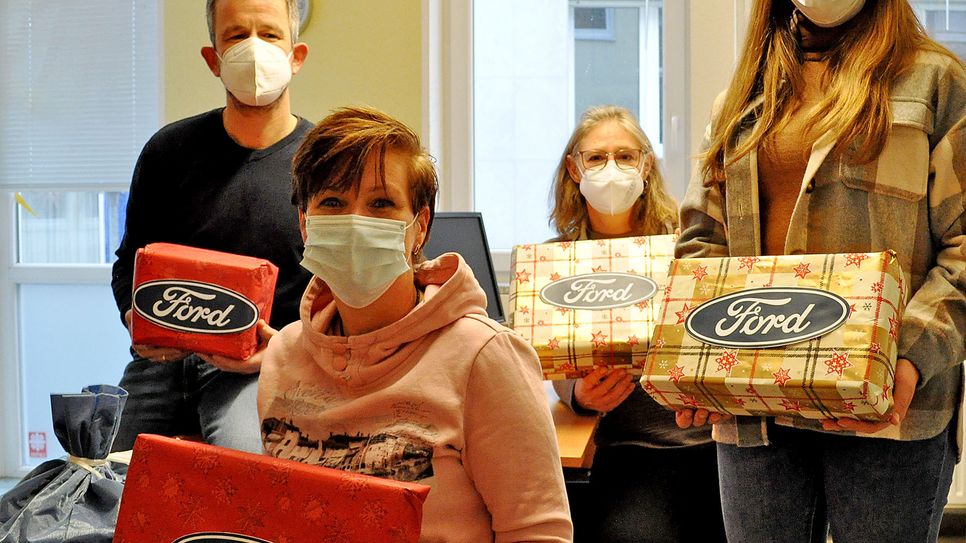 Martin Jost (Vorstand), Doreen Zilske (Hochwasserbüro), Maria Surges-Brilon (Vorstand) und Saskia Reder (Hochwasserbüro) mit Geschenkpaketen. Foto: Carsten Düppengießer