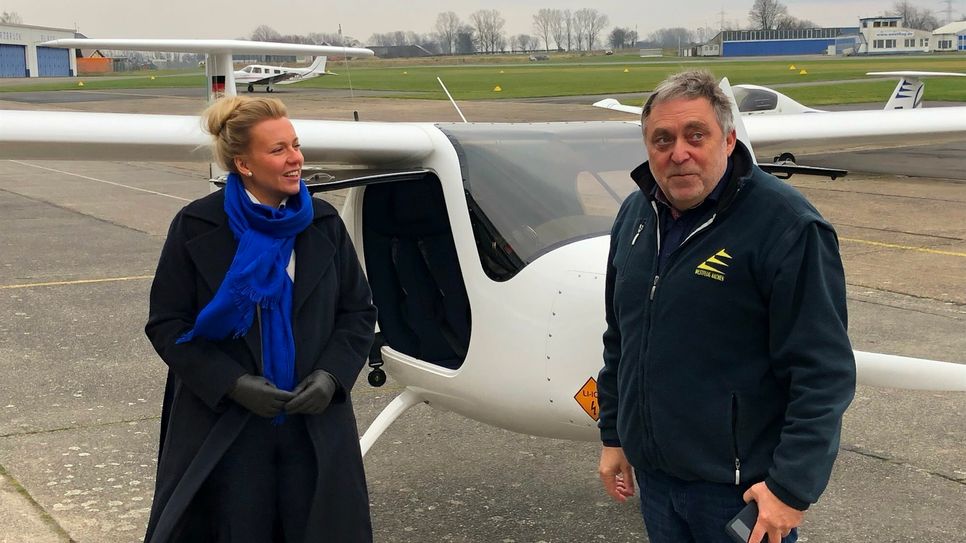 NRW-Verkehrsministerin Ina Brandes ist begeistert vom Flug mit Walter Kampsmann im E-Flieger. Auf dem Flughafen Aachen-Merzbrück wird die Pilotenausbildung mit E-Flugzeugen erforscht und vom Land mit 810.000 Euro gefördert. Fotos: T. Förster