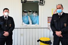 Startklar im Container: Unser Foto zeigt Sven Ney (l.) und Thomas Reinholz (r.) von der für die Organisation verantwortlichen Berufsfeuerwehr Trier mit dem Team für die Schnelltests. Die Öffnungszeiten: Montag bis Freitag, 16 bis 20 Uhr. Foto: Finkenberg