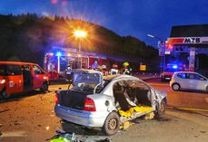 Der Pkw des 20-Jährigen wurde durch die Wucht des Frontalzusammenstoßes auf das Gelände der Tankstelle geschleudert.