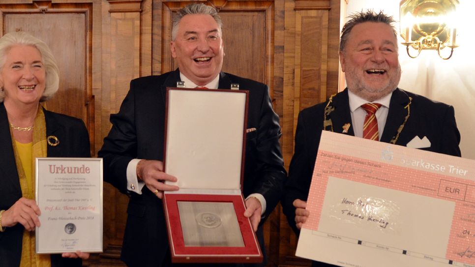 Hatten gut lachen: Weißebach-Preisträger Thomas Kiessling (M.) mit Geschäftsführerin Ulrike Feltes und Präsident Jürgen Schlich von der Prinzenzunft der Stadt Trier. Foto: Finkenberg