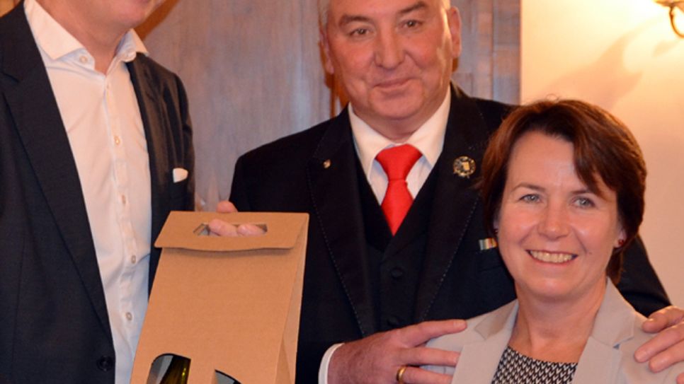 Vorjahrespreisträger OB Wolfram Leibe hielt die Laudatio und Ehefrau Pia (r.) stärkte dem "Trier-Süder Jung" den Rücken. Foto: Finkenberg