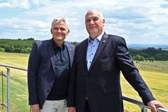 Klaus Schäfer (re.) mit seinem Nachfolger als Geschäftsführer der Eifel Tourismus GmbH Wolfgang Reh.