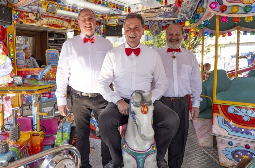 Bald geht es im Mechernich Karneval wieder rund: Prinz Joachim I. (Vossel, M.), Bauer Werner (Echtner, r.) und Jungfrau Johanna (Johann Klöcker) wollen als Dreigestirn die Jecken am Bleiberg regieren.