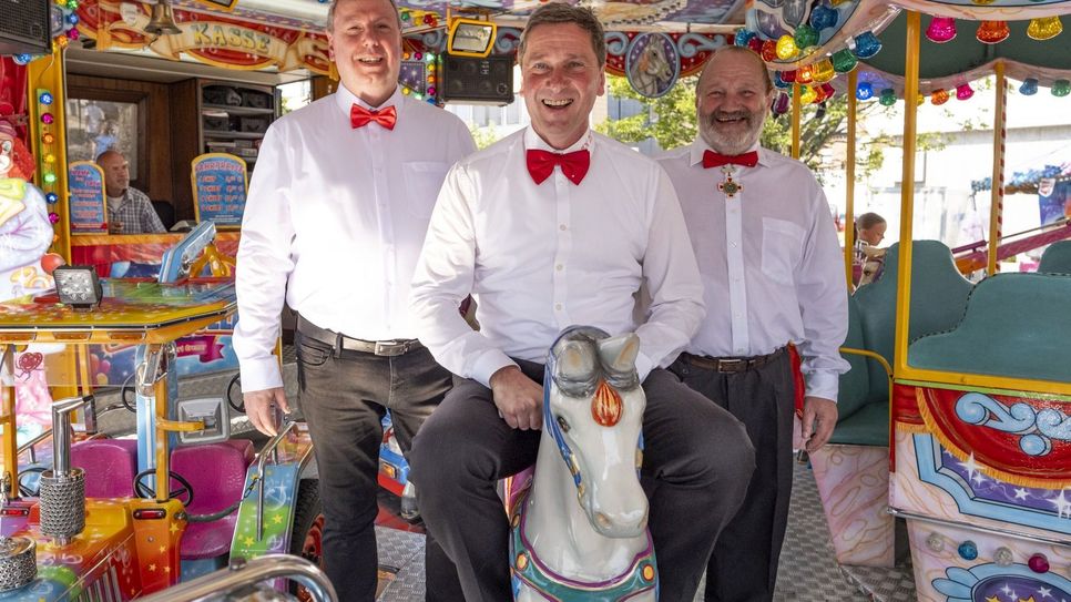 Bald geht es im Mechernich Karneval wieder rund: Prinz Joachim I. (Vossel, M.), Bauer Werner (Echtner, r.) und Jungfrau Johanna (Johann Klöcker) wollen als Dreigestirn die Jecken am Bleiberg regieren.